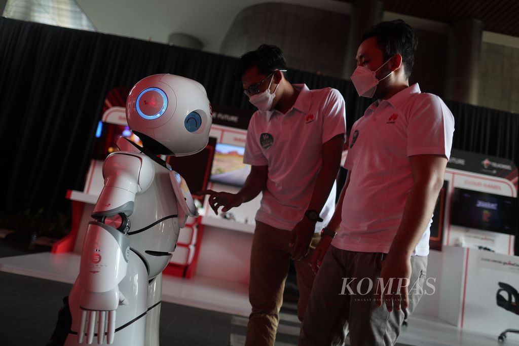 Petugas berkomunikasi dengan UU Robot yang dijalankan melalui jaringan 5G saat peluncuran layanan 5G Telkomsel di Jakarta, Kamis (27/5/2021). 