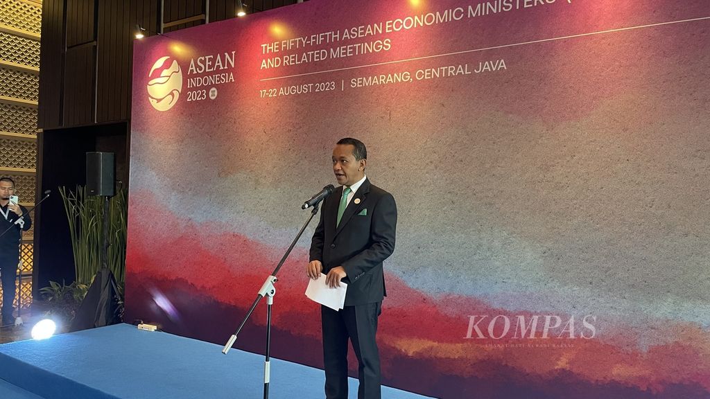 Menteri Investasi Bahlil Lahadalia saat ditemui setelah membuka pertemuan Dewan Kawasan Investasi ASEAN (ASEAN Investment Area/AIA Council Meeting) ke-26 di Semarang, Jawa Tengah, Sabtu (19/8/2023).
