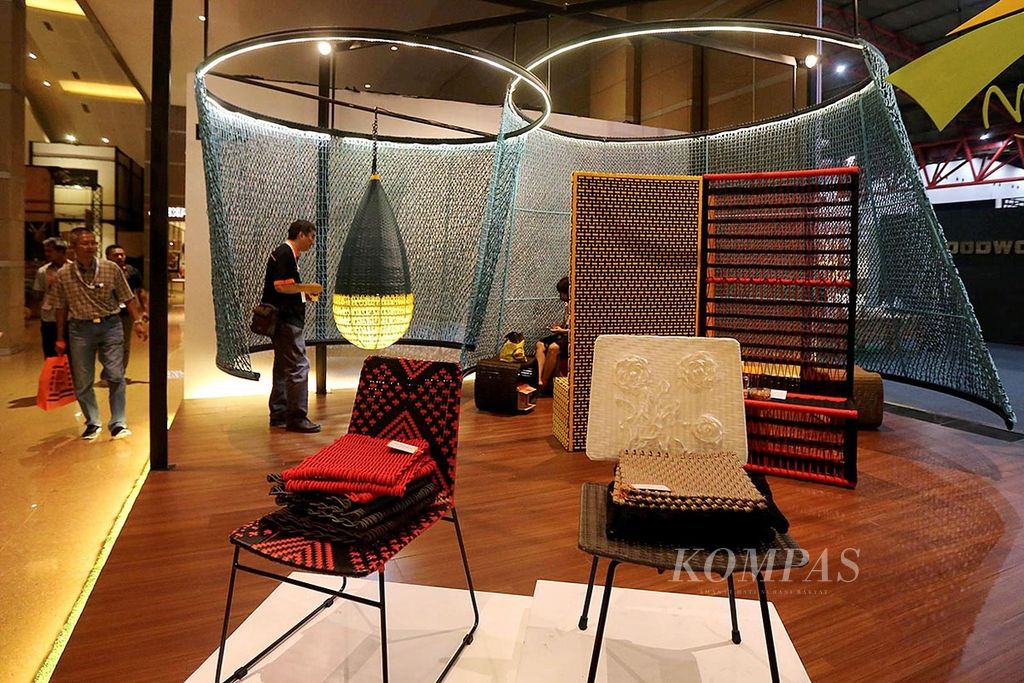 Suasana pameran Indonesia International Furniture di Jakarta International Expo, Kemayoran, Jakarta, Sabtu (11/3/2017). Transaksi dalam pameran tersebut ditargetkan bisa mencapai 300 juta dollar AS.