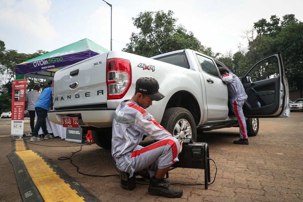 Mekanik menguji emisi mobil di Taman Margasatwa Ragunan, Jakarta, Senin (5/6/2023). 