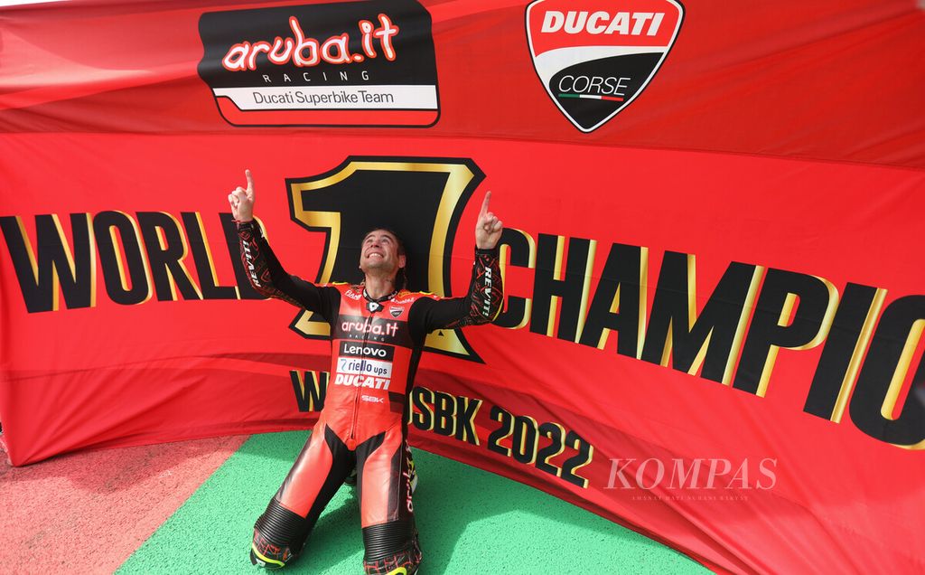 Pebalap tim Aruba.it Ducati, Alvaro Bautista, meluapkan kegembiraannya setelah berhasil mengunci gelar juara dunia pada balapan kedua dalam rangkaian Kejuaraan Dunia Superbike (WSBK) 2022 di Sirkuit Jalan Raya Internasional Mandalika, Pujut, Lombok Tengah, NTB, Minggu (13/11/2022).