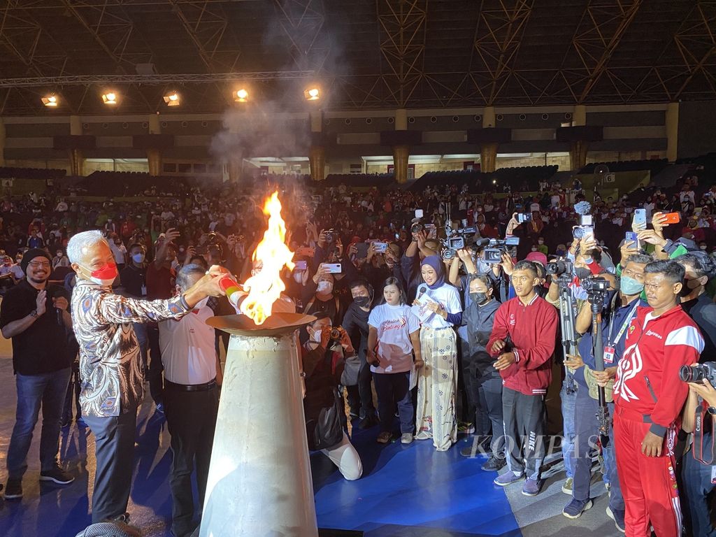 Gubernur Jawa Tengah Ganjar Pranowo dan Menteri Pemuda dan Olahraga Zainudin Amali menyalakan obor dalam pembukaan Pekan Special Olympic Nasional di Kota Semarang, Jawa Tengah, Senin (5/7/2022). 