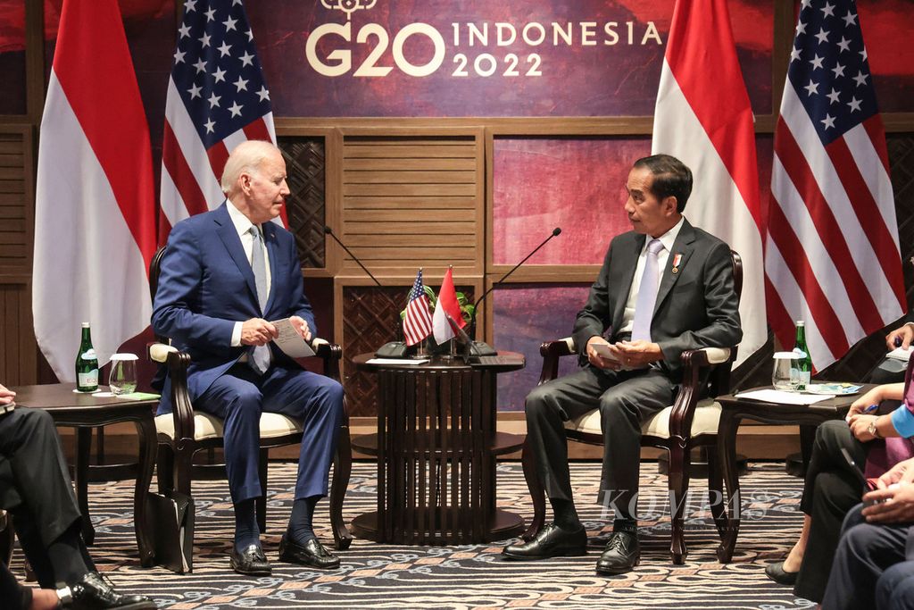Presiden Joko Widodo melakukan pertemuan bilateral dengan Presiden Amerika Serikat Joe Biden (kiri) di sela-sela Konferensi Tingkat Tinggi G20 di Nusa Dua, Bali, Senin (14/11/2022). Pertemuan bilateral ini adalah pertemuan perdana pemimpin negara di ajang KTT G20. 