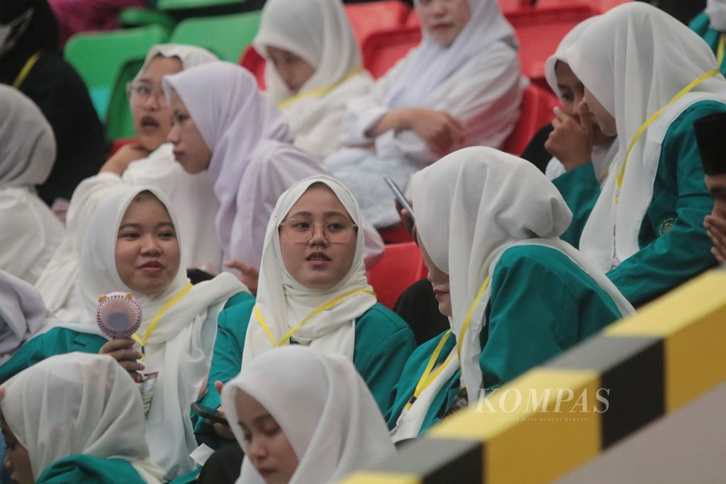 Mahasiswa Universitas Islam Malang (Unisma) bercanda di sela-sela mendengarkan kuliah umum Wakil Presiden Ma'ruf Amin, Jumat (19/1/2024), di Unisma. 