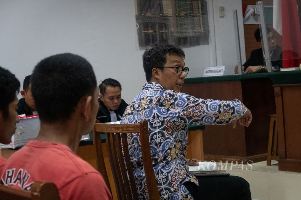 Ahli hukum pidana, Ahmad Sofian, menghadiri sidang kasus kerusuhan demonstrasi Bela Rempang di Pengadilan Negeri Batam, Kepulauan Riau, Senin (26/2/2024).
