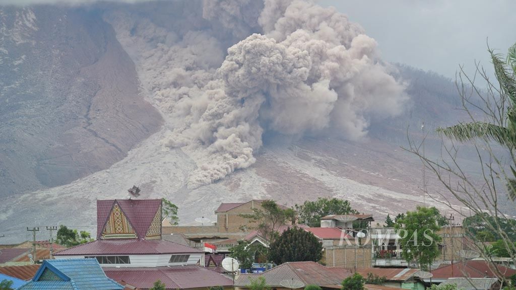Awan panas meluncur dari lereng Gunung Sinabung di Kabupaten Karo, Sumatera Utara, Selasa (1/11) yang berstatus Awas sejak 2 Juni 2015. Gunung paling aktif di Indonesia itu kemarin sejak pukul 00.00 hingga 18.00 meluncurkan awan panas dan erupsi hingga 19 kali.
