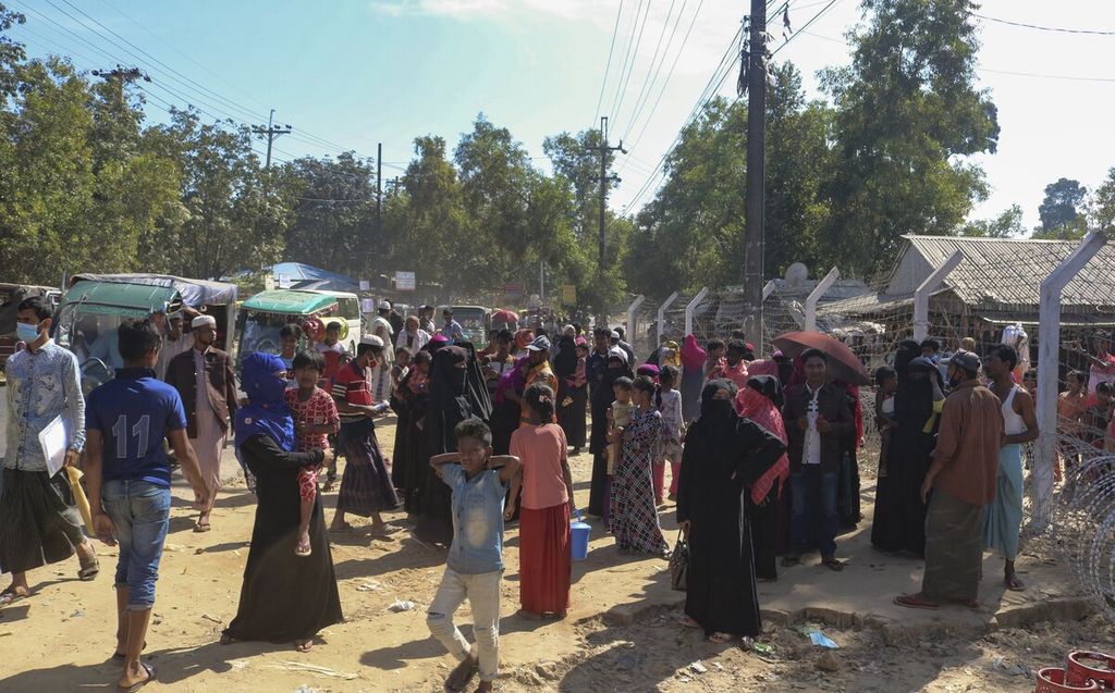 Para pengungsi Rohingya yang akan dipindahkan ke pulau terpencil Bhasan Charâ, berkumpul di depan penampungan sementara di Ukhiya, Bangladesh, pada 3 Desember 2020.
