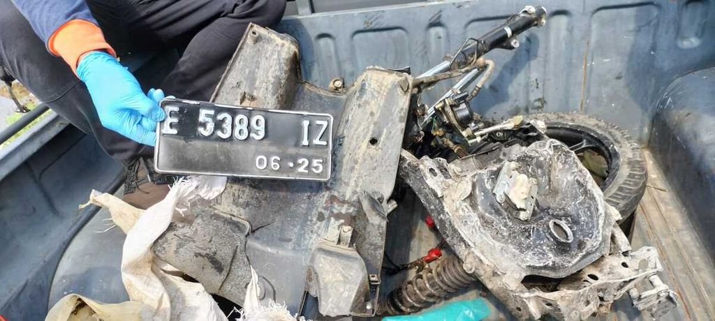 Kondisi sepeda motor yang hancur setelah tersambar kereta api di pelintasan sebidang wilayah Cirebon, Jawa Barat, Minggu (11/12/2022).