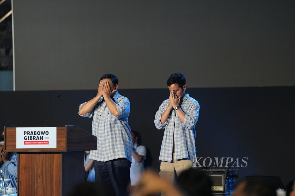 Capres-cawapres nomor urut 2, Prabowo Subianto-Gibran Rakabuming Raka, bersyukur usai memberikan pidato kemenangan di Istora Senayan, Jakarta, Rabu (14/2/2024). 