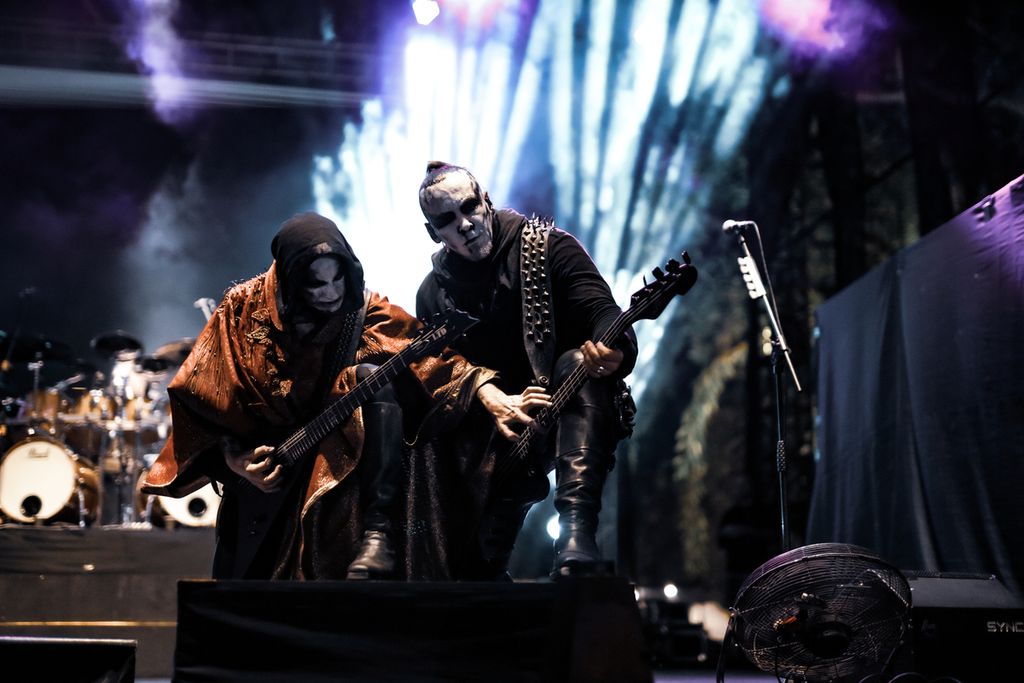 Nergal, vokalis/gitaris band Behemoth, bersama basis Orion (kanan), ketika tampil di festival Rock in Solo pada Minggu (10/12/2023). 