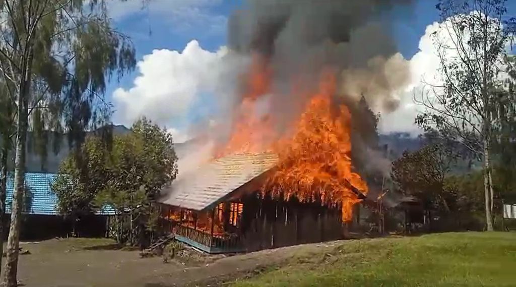 Aksi OPM membakar gedung sekolah dasar di Kampung Borban, Distrik Okbab, Kabupaten Pegunungan Bintang, Papua Pegunungan, Jumat (12/7/2024).