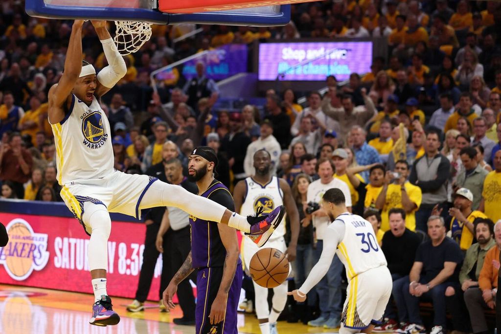 Pemain Golden State Warriors, Moses Moody, memasukkan bola dengan <i>dunk</i> dalam pertandingan kedua babak semifinal Wilayah Barat <i>playoff</i> NBA antara Warriors dan LA Lakers di Chase Center, San Francisco, Jumat (5/5/2023) WIB.  