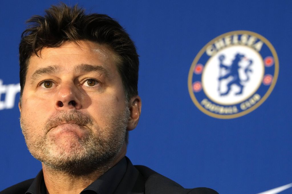 Manajer baru Chelsea, Mauricio Pochettino, menghadiri konferensi pers di Stadion Stamford Bridge, London, Jumat (7/7/2023). 