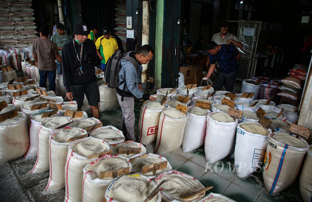 Calon pembeli memilih beras di pasar induk beras Cipinang, Jakarta Timur, Kamis (15/12/2022). Beras menjadi salah satu komoditas pangan yang mengalami gejolak harga selain kedelai, telur, dan daging ayam.