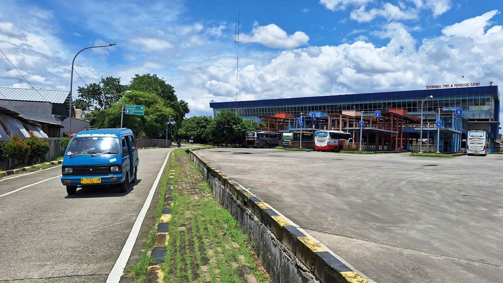 Angkot di Terminal Pondok Cabe, Pamulang, Tangerang Selatan, Banten, Selasa (5/3/2024). Terminal ini berjarak 500 meter lebih dari jalan raya.
