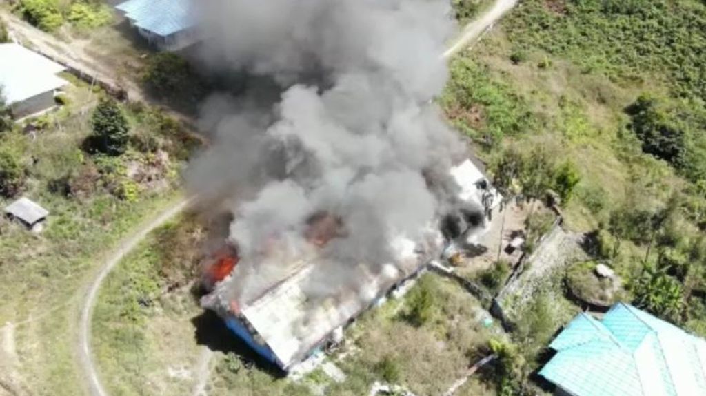 Kelompok Undius Kogoya membakar barak pegawai Dinas Pemuda dan Olahraga Kabupaten Intan Jaya, Papua, Selasa (16/8/2022).
