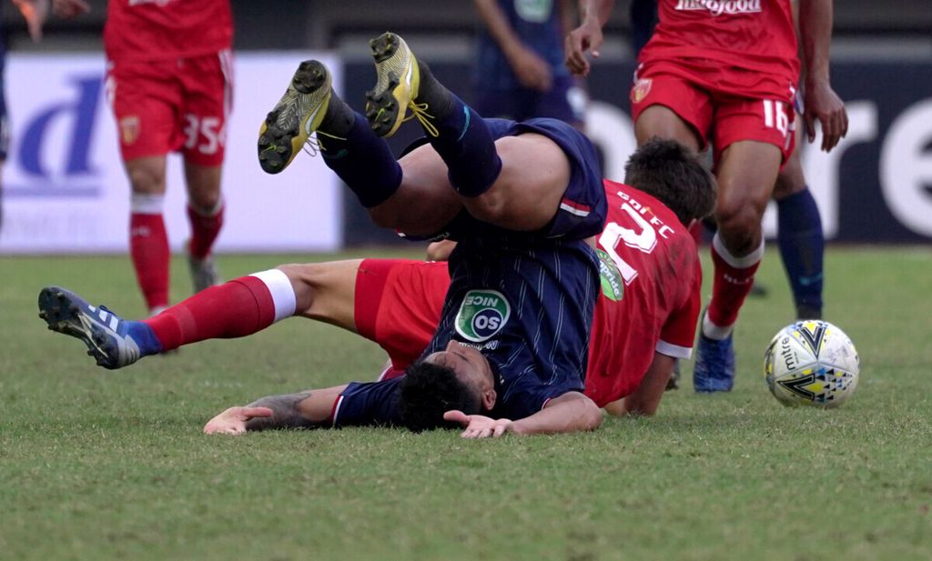 Striker Alex Dos Santos Goncalves (depan) saat masih menjadi pemain Persela Lamongan berebut bola dengan bek Perseru Badak Lampung, Anthony Paul Golec (belakang), dalam Shopee Liga 1 di Stadion Patriot Candrabhaga, Bekasi, Jawa Barat, Rabu (11/9/2019). Laga tunda Perseru Badak Lampung melawan Persela ini berakhir imbang 1-1. 