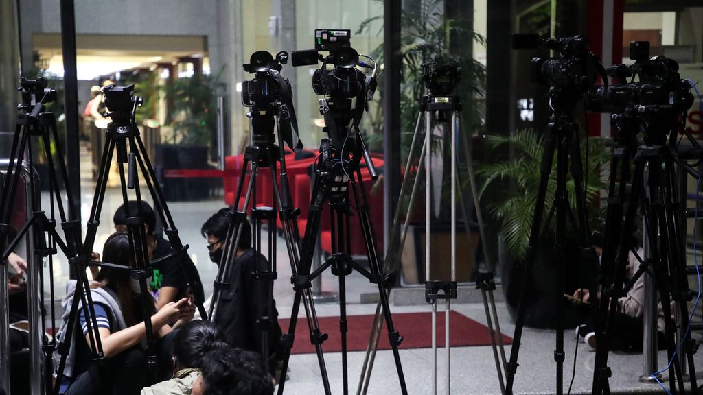 Kamera wartawan televisi yang disiapkan di depan lobi Gedung KPK, Jakarta, Rabu (25/11/2020). 