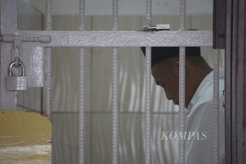 Slamet Tohari (46), terdakwa kasus pembunuhan berencana, bersiap mengikuti sidang di Pengadilan Negeri Banjarnegara, Jawa Tengah, Kamis (21/12/2023).