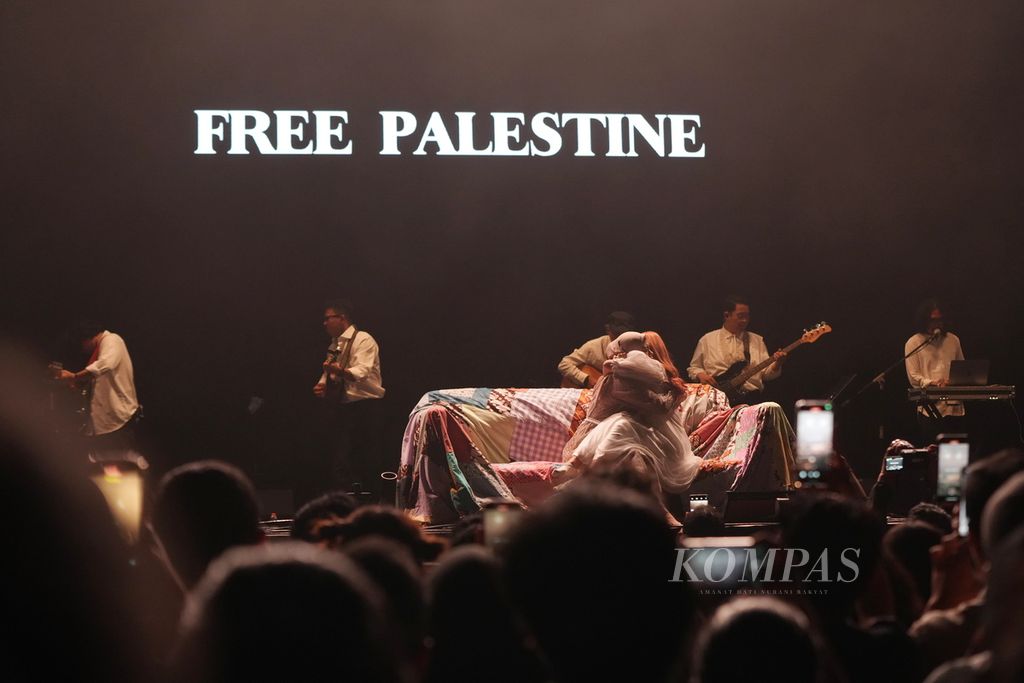 Penampilan Nadin Amizah dalam Festival We The Fest di kompleks Gelora Bung Karno, Jakarta, Jumat (19/7/2024). We The Fest menghadirkan lebih dari 50 musisi lintas negara dari beragam genre musik. Festival musik yang cukup besar di Asia Tenggara ini kini dilaksanakan selama tiga hari dengan tiga panggung. 