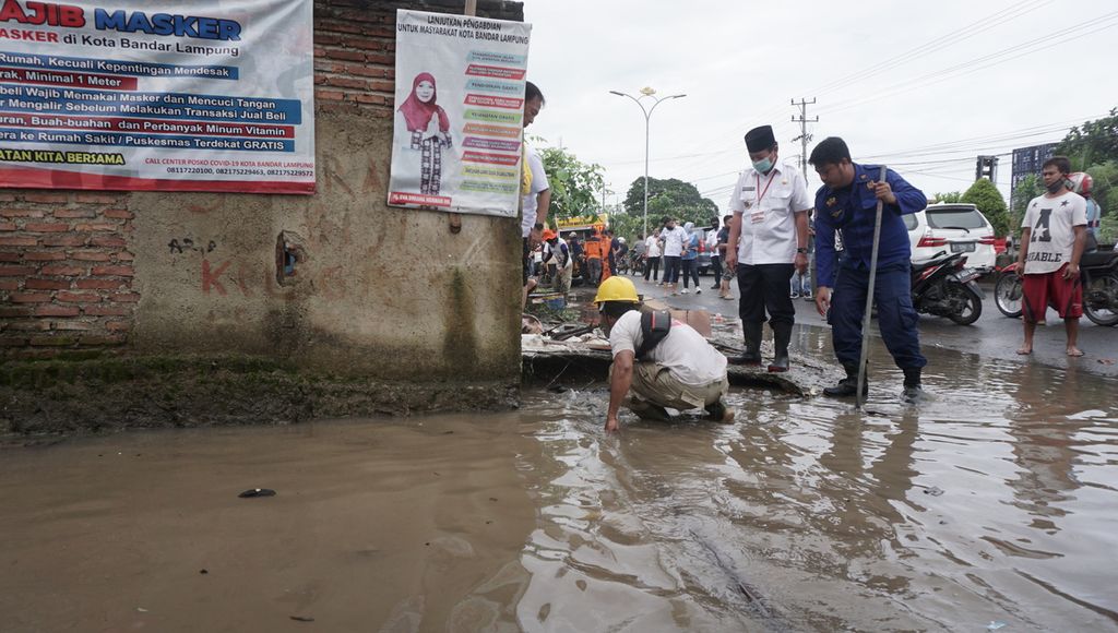 Wali Kota Bandar Lampung Herman HN (berbaju putih) saat meninjau lokasi banjir di Kecamatan Panjang, Kota Bandar Lampung, Rabu (5/8/2020).