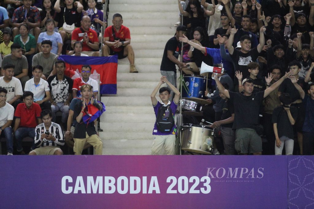 Pendukung tim bola voli putra Kamboja meneriakkan yel-yel diiringi alat musik saat menghadapi dengan Indonesia pada laga penentu juara grup A bola voli putra SEA Games Kamboja 2023 Indonesia menag atas Kamboja, 3-0, dan menjadi juara Grup A.