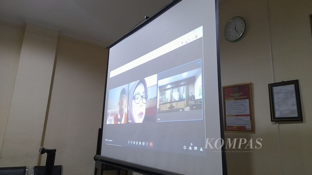 Layar sidang daring pembacaan tuntutan kasus pembongkaran fasilitas Stadion Kanjuruhan di Pengadilan Negeri Kepanjen, Kabupaten Malang, Jawa Timur, Selasa (28/3/2023), dengan dua terdakwa.