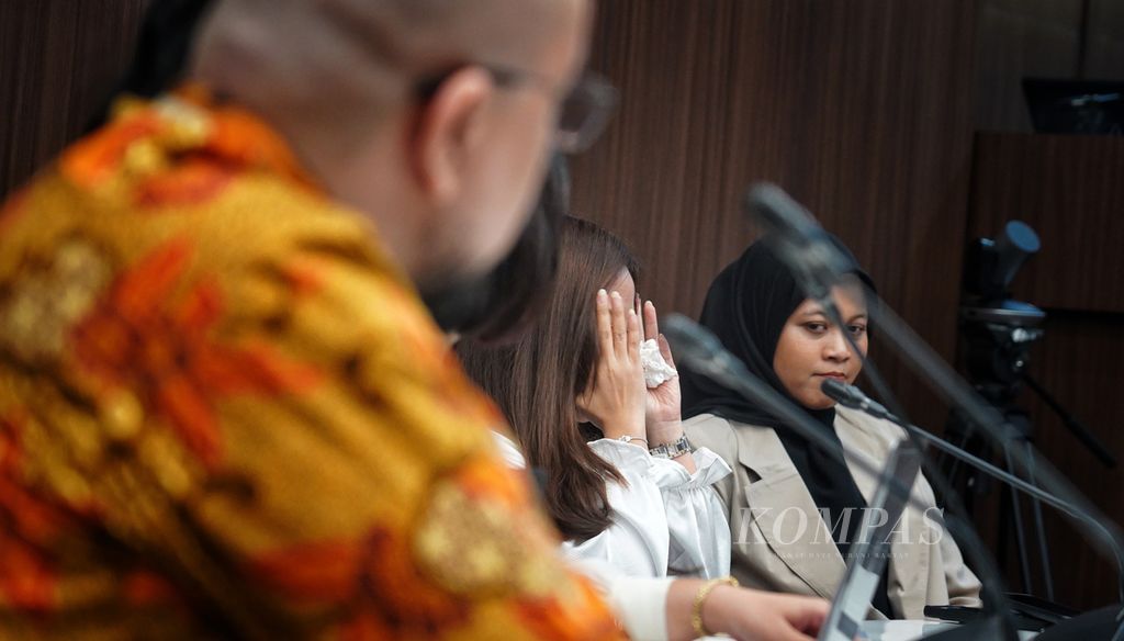 Tangis haru pelapor, CAT (tengah), saat Ketua DKPP Heddy Lugito ketika membacakan putusan pemberhentian tetap Ketua KPU Hasyim Asyari dan keanggotaannya dalam KPU dalam sidang etik di kantor DKPP, Jakarta, Jakarta, Rabu (3/7/2024). 