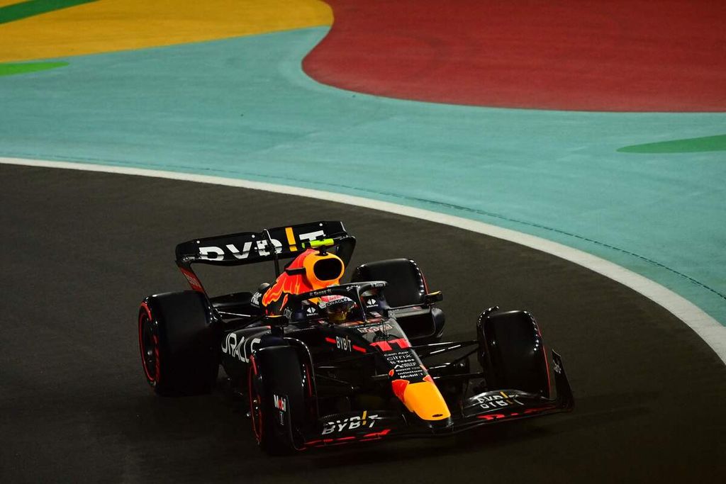 Pebalap tim Red Bull, Sergio Perez, memacu mobilnya pada sesi kualifikasi F1 seri Arab Saudi, Sabtu (26/3/2022), di Sirkuit Jeddah Corniche, Jeddah.