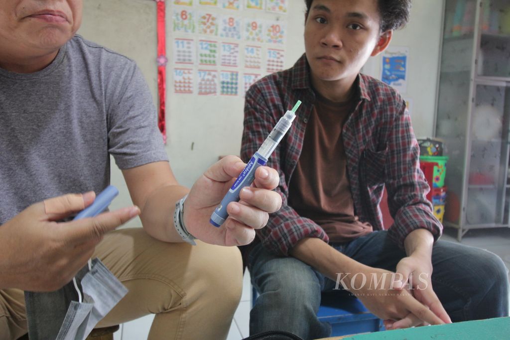 Orang tua anak penyandang diabetes melitus tipe 1 Moh Arif Novianto menunjukkan alat suntik insulin milik anaknya kepada Kompas pada Kamis (30/03/2023). Insulin ini menjadi kebutuhan utama untuk menjaga kesehatan penyandang diabates melitus tipe 1. Anaknya Moh Faizcenna Dyota Danurdadra Arif (19) membutuhkan 10 pen insulin setiap bulannya.