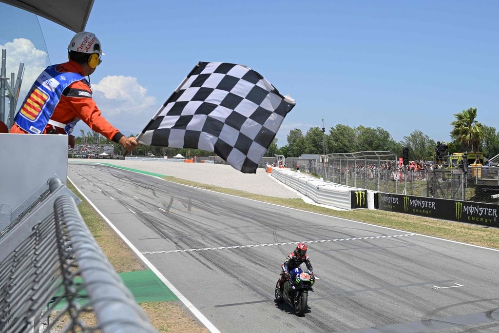 Pebalap Yamaha, Fabio Quartararo, memenangi balapan MotoGP seri Catalunya, 5 Juni 2022. 