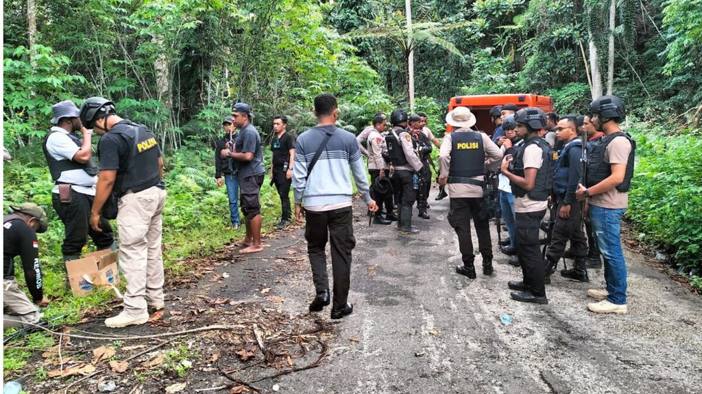 Lokasi penyerangan rombongan polisi dan warga oleh kelompok kriminal bersenjata di Jalan Trans-Yapen-Saubeba, Kampung Tindaret, Kabupaten Kepulauan Yapen, Selasa (13/12/2022). Seorang warga tewas dalam peristiwa ini.