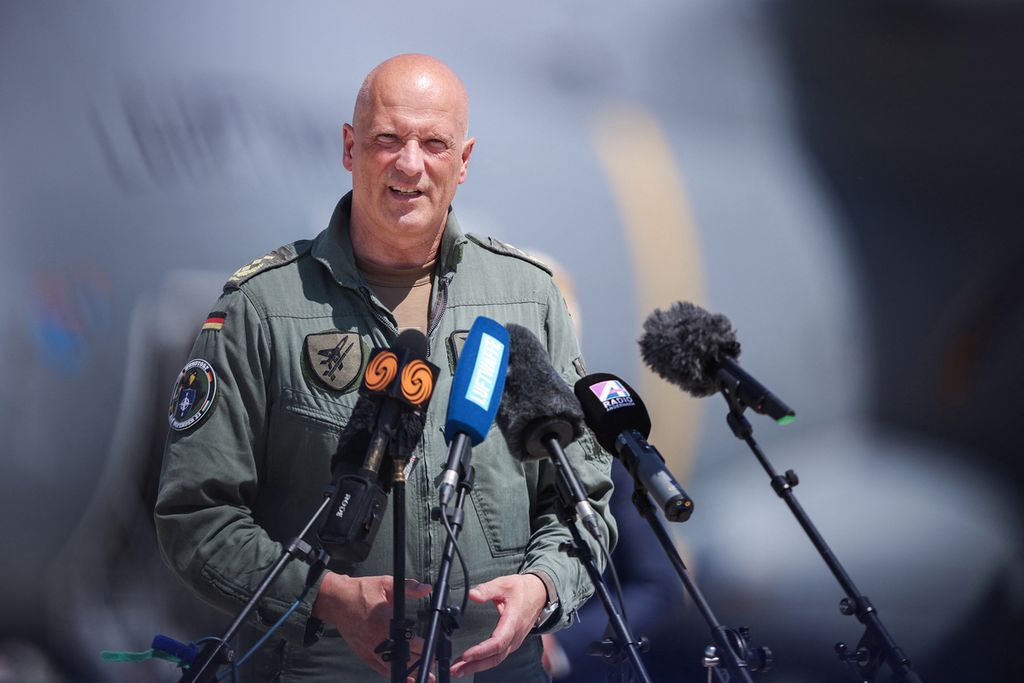 Kepala Staf Angkatan Udara Jerman Letnan Jenderal Ingo Gerhartz memberikan penjelasan kepada jurnalis jelang latihan perang udara yang diberi tajuk Air Defender 23 di pangkalan udara militer Wunstorf, Jerman, Senin (12/6/2023).