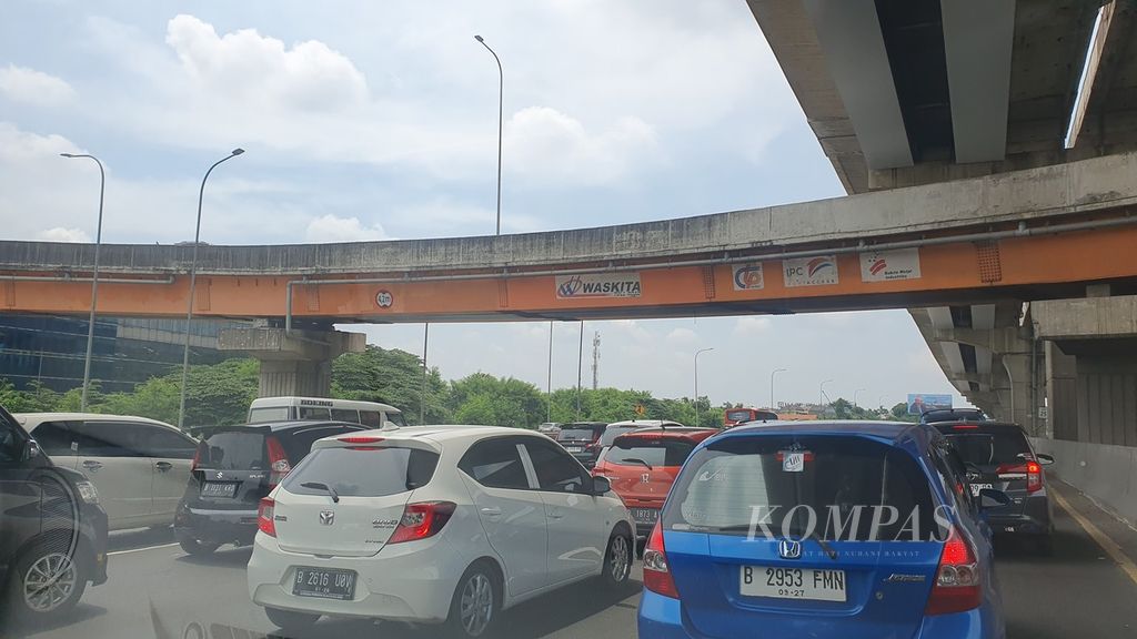 Kemacetan di Jalan Tol Jakarta-Cikampek, Kamis (11/4/2024) pukul 12.00.