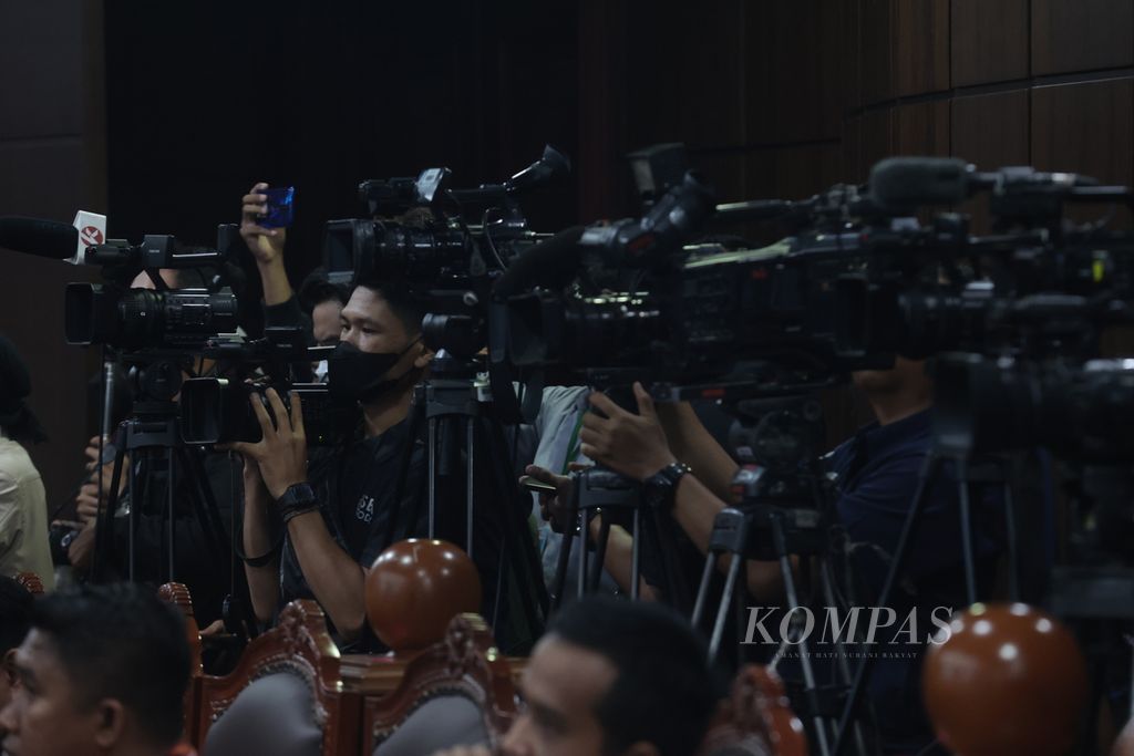 Wartawan mengambil gambar saat sidang perkara terkait uji konstitusional sistem pemilu proporsional terbuka dengan nomor perkara 114/PUU-XX/2022 di Mahkamah Konstitusi, Jakarta, Kamis (15/6/2023). 