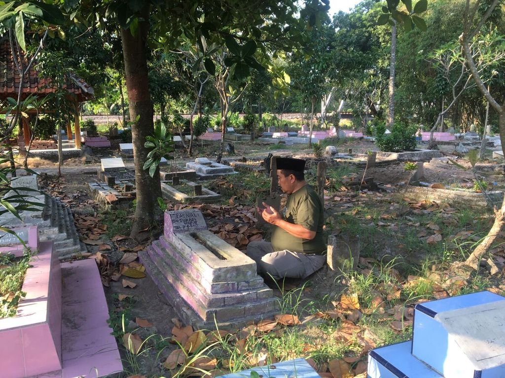 Sukari Tamin (53) berziarah ke makam anaknya, Kasnali, di Cirebon, Jawa Barat, 22 Juli 2023. Kasnali yang pernah bekerja di kapal MV Hebei 8588 ditemukan meninggal di pesisir Peru pada 2017.
