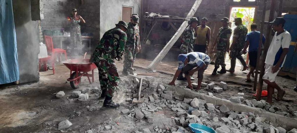 Bersama warga, prajurit TNI AD dari Kodim 1508 Tobelo membersihkan bangunan dari sisa reruntuhan di Desa Ngidiho, Kecamatan Galela Barat, Kabupaten Halmahera Utara, Maluku Utara, Selasa (19/4/2022). Desa itu dilanda gempa selama dua hari berturut-turut.