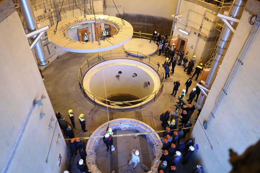 Foto yang dirilis Organisasi Energi Atom Iran menunjukkan para teknisi bekerja di sirkuit kedua reaktor air berat Arak saat pejabat dan media mengunjungi fasilitas tersebut pada 23 Desember 2019. 