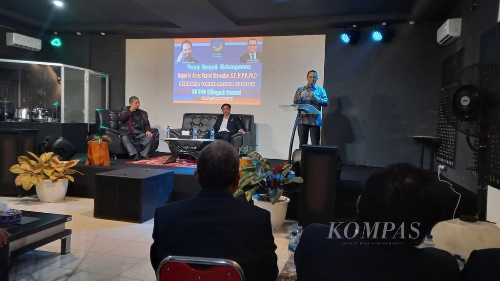 Bakal calon presiden dari Partai Nasdem, Anies Baswedan (kanan), saat berdialog dengan pengurus Persekutuan Gereja-gereja di Indonesia (PGI) Wilayah Sumatera Utara di Medan, Sumatera Utara, Sabtu (5/11/2022). 