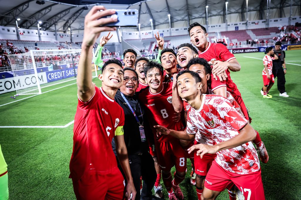 U-23 Indonesia team manager, Endri Erawan (second from the left), took a selfie with a number of Indonesian players after the match against Jordan on Sunday (April 21, 2024) at Abdullah bin Khalifa Stadium, Doha, Qatar.
