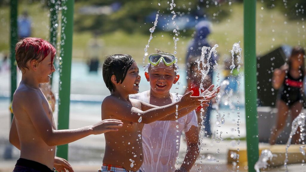 Tak hanya membawa kesejukan, air mancur dan kolam renang juga menghadirkan keceriaan anak-anak saat gelombang panas menyelimuti Kanada.