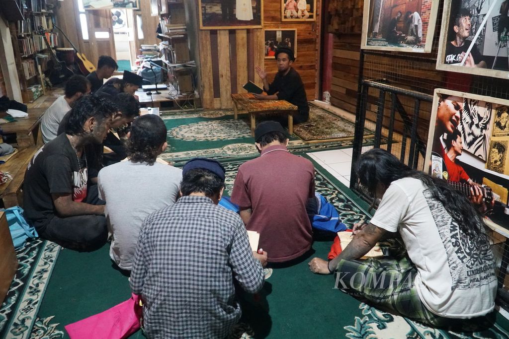 Santri mengikuti pengajian dengan Ustaz Halim Ambiya (47), pemimpin Pondok Pesantren Tasawuf Underground, di Ciputat, Tangerang Selatan, Banten, Rabu (20/4/2022). Pondok pesantren ini disebut juga pesantren anak <i>punk</i> karena menerima anak <i>punk</i> jalanan sebagai santri.
