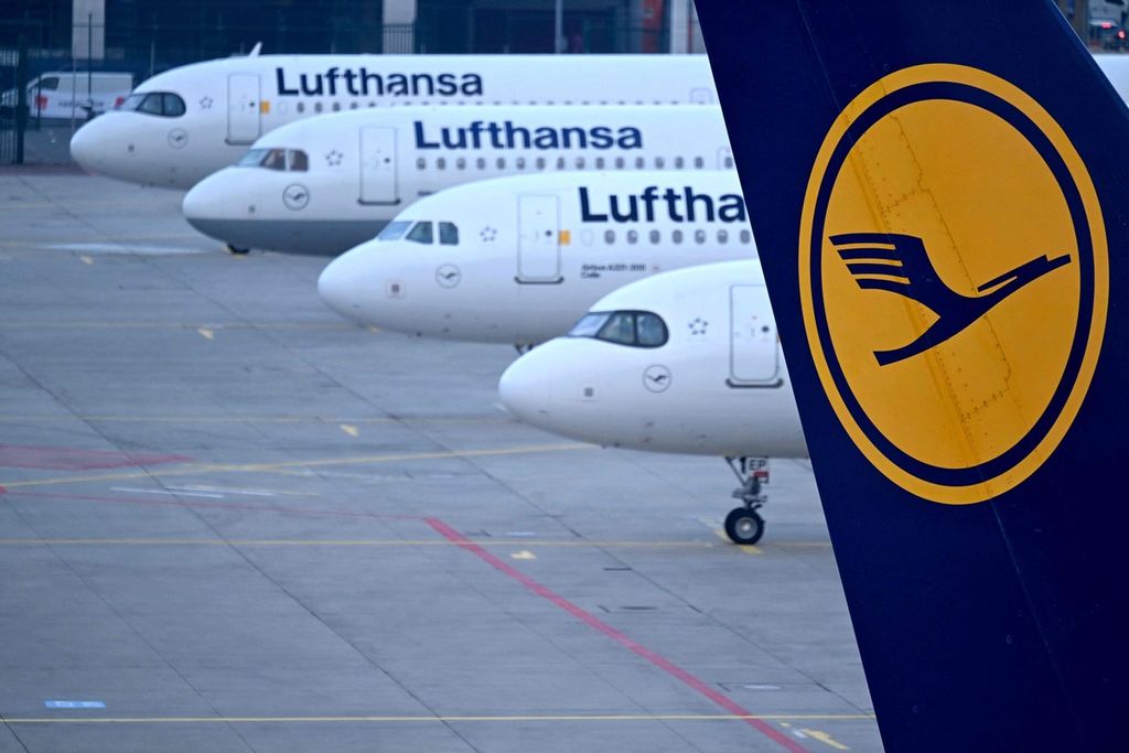 Dalam foto yang diambil pada Kamis (7/3/2024) lalu tampak sejumlah pesawat milik Maskapai Jerman, Lufthansa, terparkir di Bandara Frankfurt am Main, Jerman.