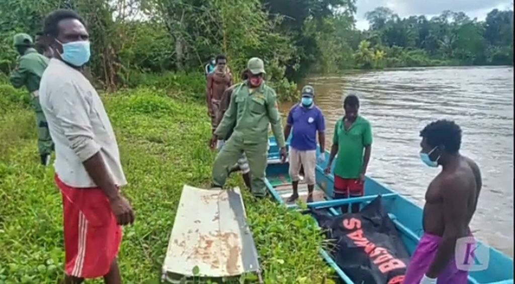 Warga menemukan bagian tubuh salah satu dari empat warga yang tewas dibunuh enam prajurit TNI dan empat warga di sungai Distrik Iwaka, Kabupaten Mimika, Papua, Jumat (26/8/2022).