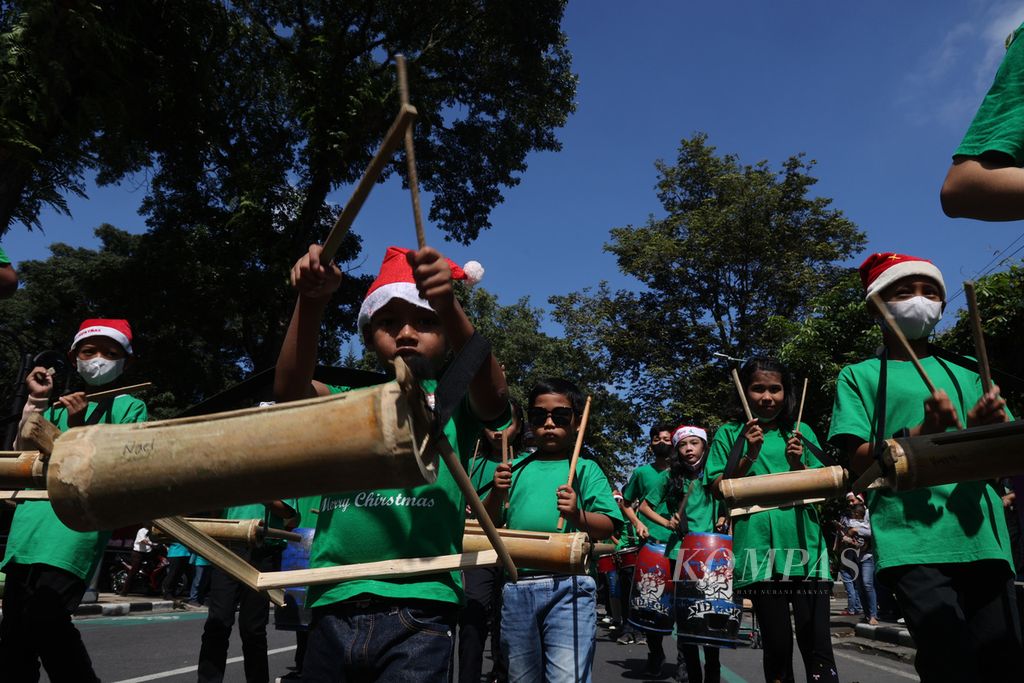 Warga mengikuti pawai Salatiga Christmas Parade di Jalan Diponegoro, Kota Salatiga, Jawa Tengah, Sabtu (17/12/2022). Tradisi tahunan untuk menyambut Natal itu kembali digelar setelah dua tahun sebelumnya ditiadakan karena pandemi.