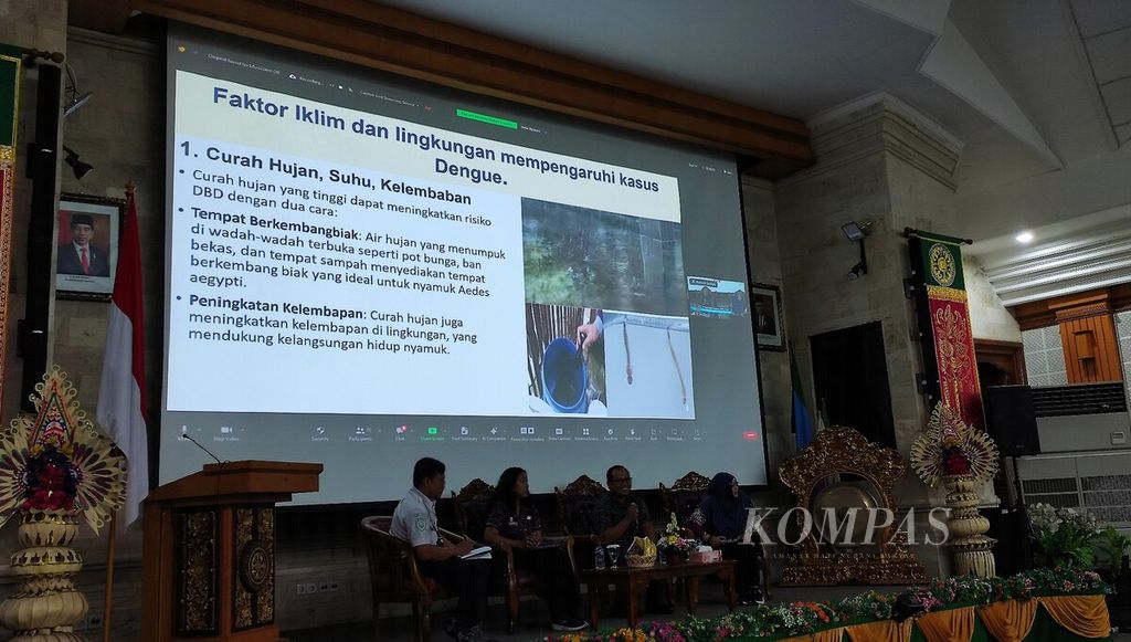 BMKG, together with the Bali Provincial Health Office, has launched a climate information service program on the application of predictive dengue fever disease spread, namely DBDKlim, at the Faculty of Medicine Building of Udayana University, Denpasar, Bali on Tuesday (30/4/2024). The atmosphere in Dr. AA Made Djelantik Theater Room, Faculty of Medicine Building, Udayana University, during the national seminar series event launch of DBDKlim, was lively.