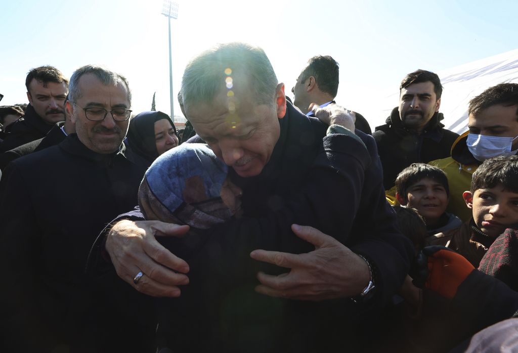 Presiden Turki Recep Tayyip Erdogan berpelukan dengan salah satu korban gempa di Kahramanmaras, Turki selatan, Rabu (8/2/2023). 