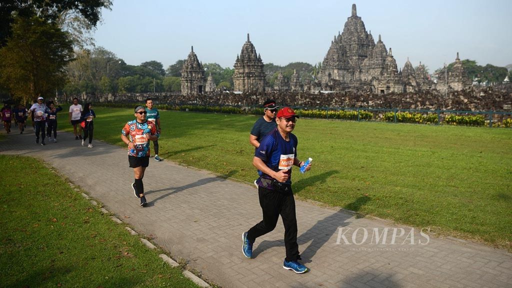 Pelari peserta lomba Mandiri Jogja Marathon melintas di kompleks Candi Sewu, Kecamatan Prambanan, Kabupaten Klaten, Jawa Tengah, Minggu (28/4/2019). <i>Event</i> tahunan itu diikuti sedikitnya 7.500 pelari dari sejumlah daerah.