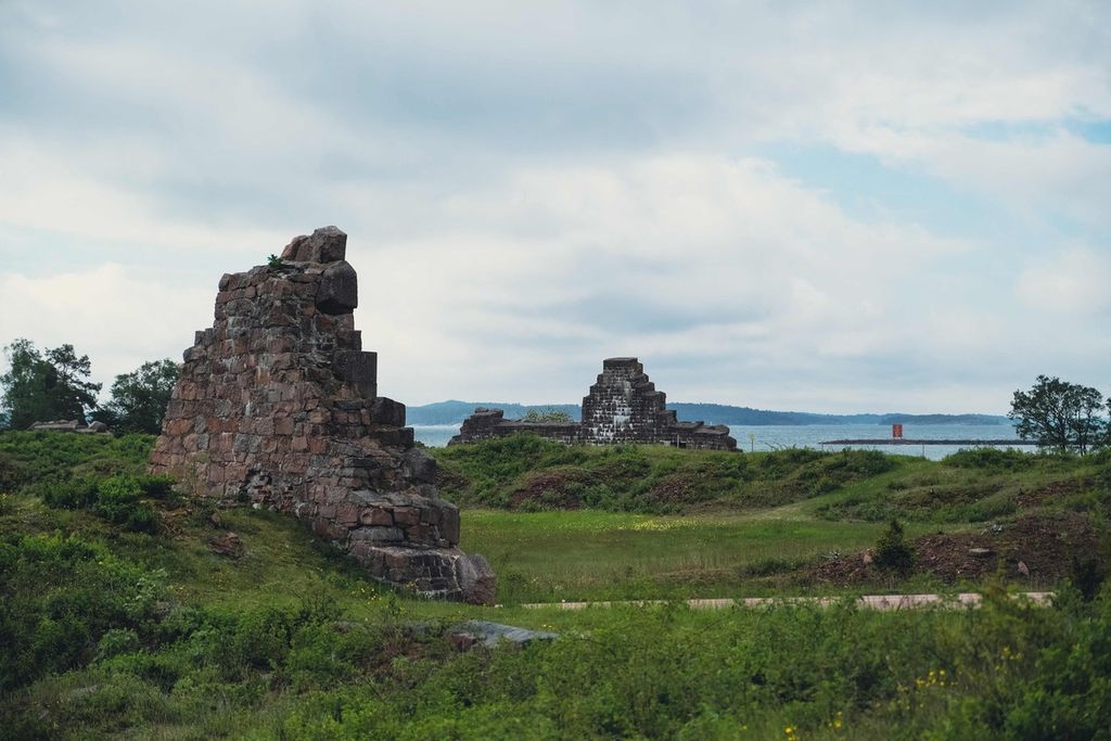 Puing-puing reruntuhan bekas Benteng Bomarsund terlihat di Pulau Aland, Finlandia, 1 Juni 2022. Terbentang antara Swedia dan Finlandia, wilayah otonomi Kepulauan Islands pernah menjadi bagian dari Rusia. Demiliterisasi wilayah itu berlangsung sejak lebih dari 160 tahun silam. 