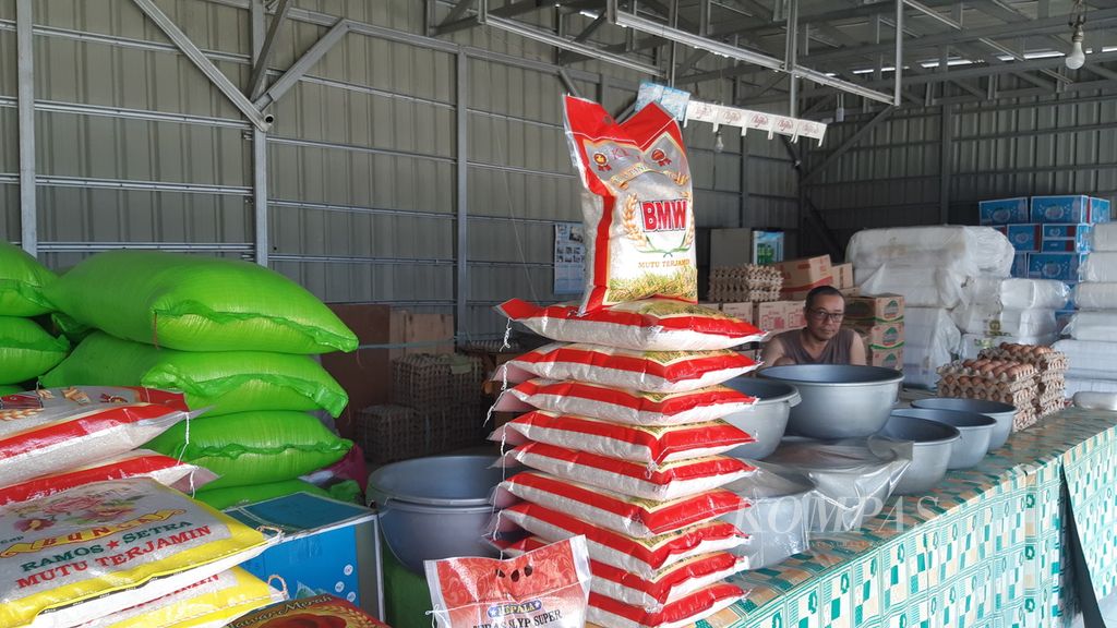 Pedagang beras menunggu pembeli di kawasan Lawata, Kendari, Sulawesi Tenggara, Jumat (16/2/2024). Harga beras 50 kilogram di Kendari mencapai Rp 730.000 per karung, naik dari sebelumnya yang di kisaran Rp 650.000 per karung. 